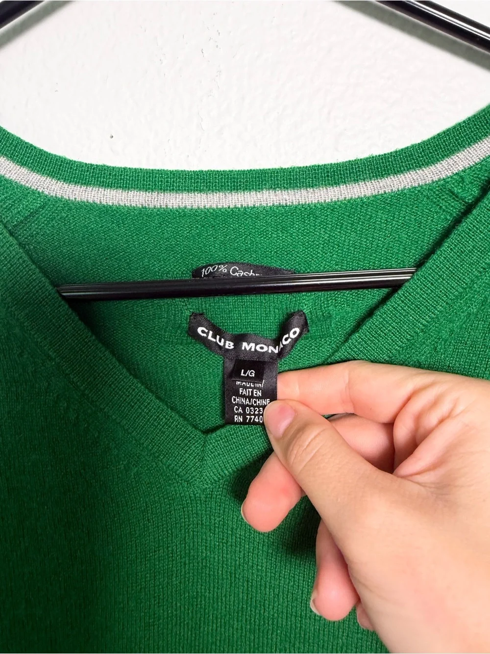 Club Monaco 100% Cashmere Kelly Green V-Neck Sweater Size M